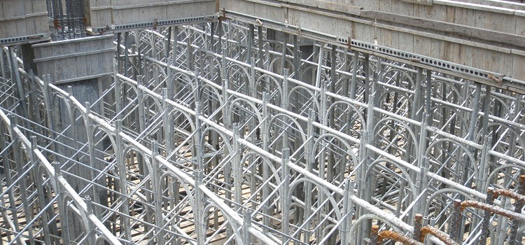 鷹架工廠提供的滿堂架與門型鷹架，適用於大面積施工與建築外牆作業