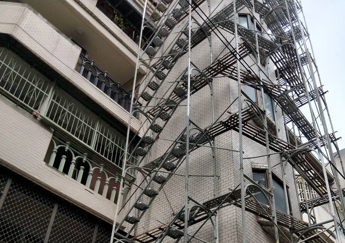 鷹架工廠在台中工地搭建的系統鷹架，結構穩固，確保施工安全。