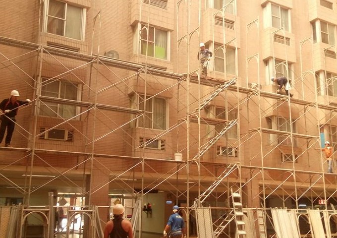 鷹架工廠在建築工地搭建的門型鷹架，提供安全的工作平台。