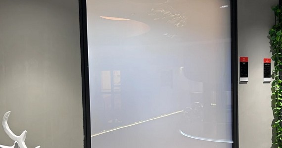 電控玻璃具備隔熱效果，提升空間舒適度
