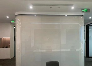 真心玻璃專業團隊正在討論台中調光玻璃安裝方案