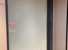 台中霧面玻璃應用於辦公室隔間