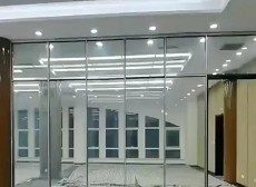 調光玻璃在通電後呈現透明狀態