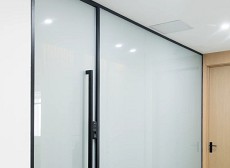 浴室乾濕分離採用智慧隱私玻璃