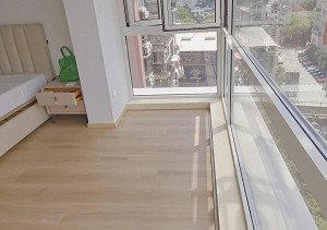 JKS工程團隊在台中舊屋翻新工地現場，討論施工細節