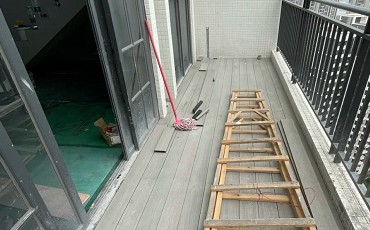 妙鋐塑木工程團隊討論施工細節