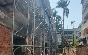 鼠鼠鷹架團隊進行鷹架施工