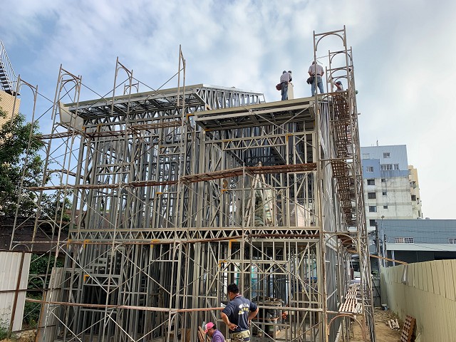 雅英鷹架公司團隊在高雄工地進行鷹架安全檢查，確保結構穩固