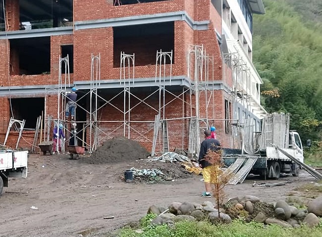 雅英鷹架公司專業團隊在高雄路竹區搭設施工架