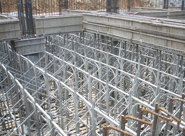 雅英鷹架公司在高雄岡山區進行鷹架搭設工程