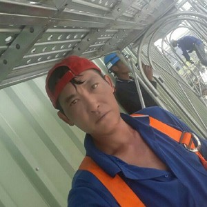 雅英鷹架公司阿升主任，負責高雄鷹架現場施工管理與進度掌控