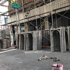 萬明鷹架團隊成員專注於鷹架施工