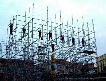 萬明鷹架專業施工團隊於台中工地作業