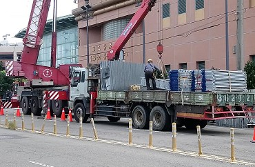萬明鷹架專業團隊在台中工地進行鷹架搭建作業
