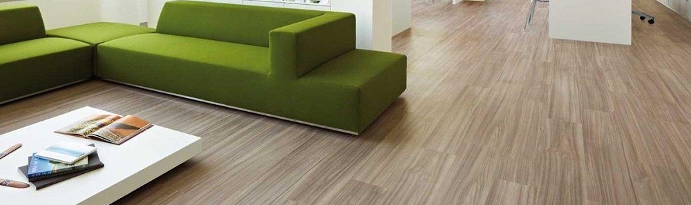 地板好朋友在台中安裝的SPC地板客廳實景，展現舒適居家氛圍